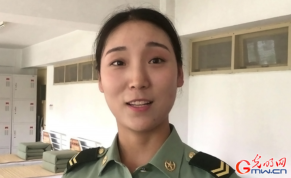 【網(wǎng)絡(luò)媒體國防行】探營解放軍三軍儀仗隊(duì)女兵中隊(duì)：簡單而不平凡