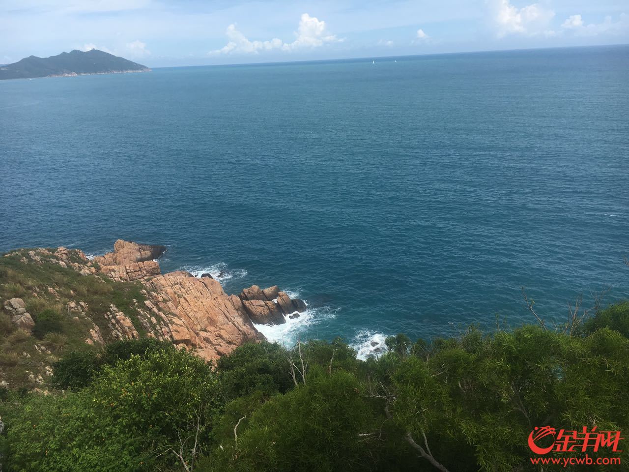 第五張：東瑁洲島坐落于美麗的旅游城市三亞的近海海域。區(qū)健妍攝