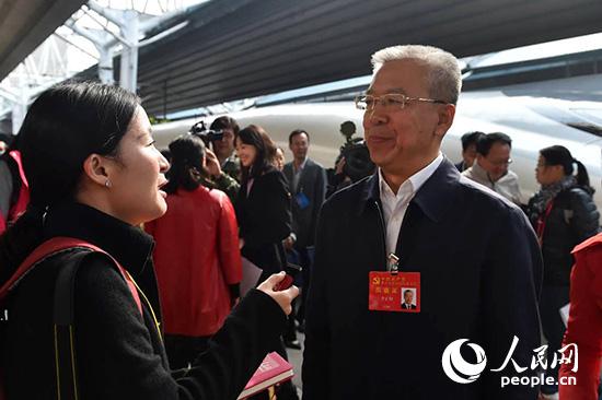 黨的十九大代表、山西省呂梁市委書(shū)記李正印接受人民網(wǎng)記者采訪。（人民網(wǎng)記者 翁奇羽 攝）