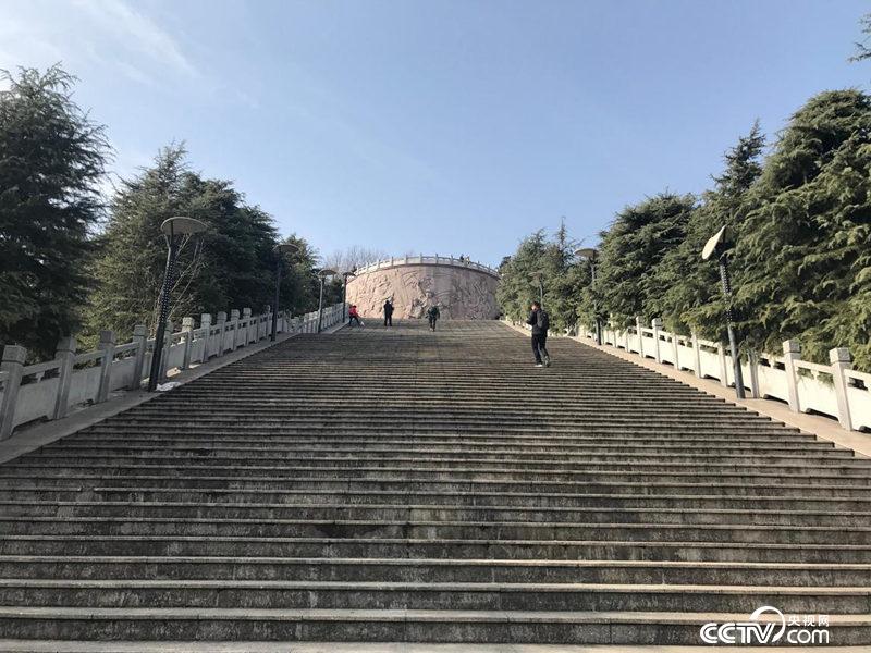 位于老城區(qū)核心位置的金寨縣革命烈士陵園。（孔華/攝）