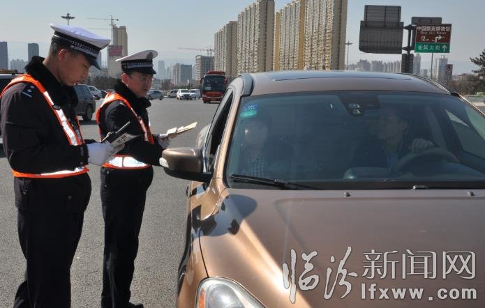 一大隊民警查巡違章車輛