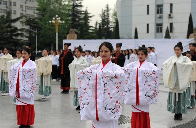 山西師大漢式成人禮：古禮風(fēng)韻驚艷朋友圈